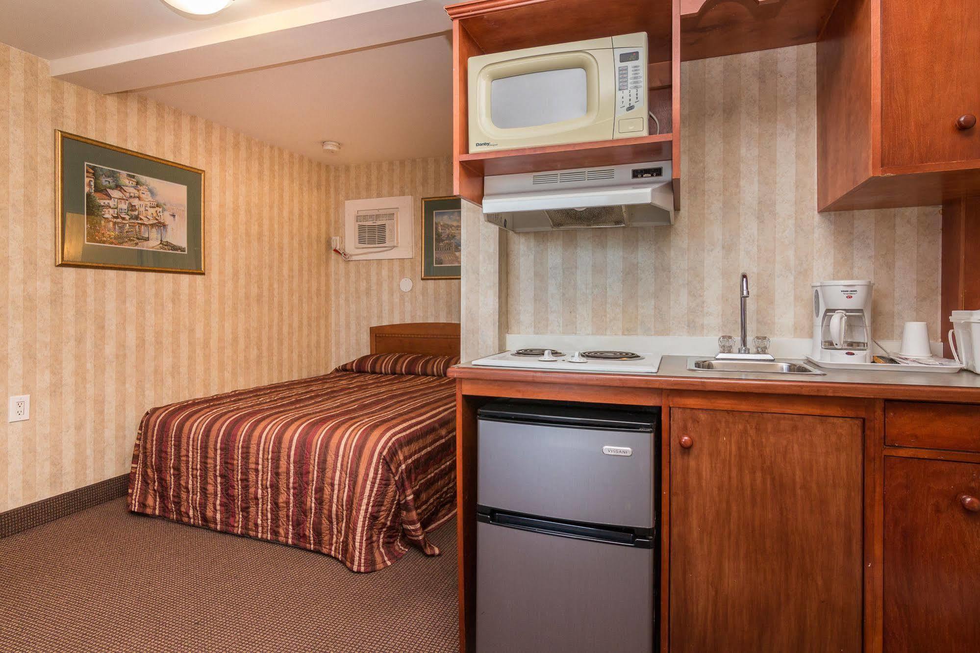 YYC Canadas Best Value Inn Chinook Station מראה חיצוני תמונה
