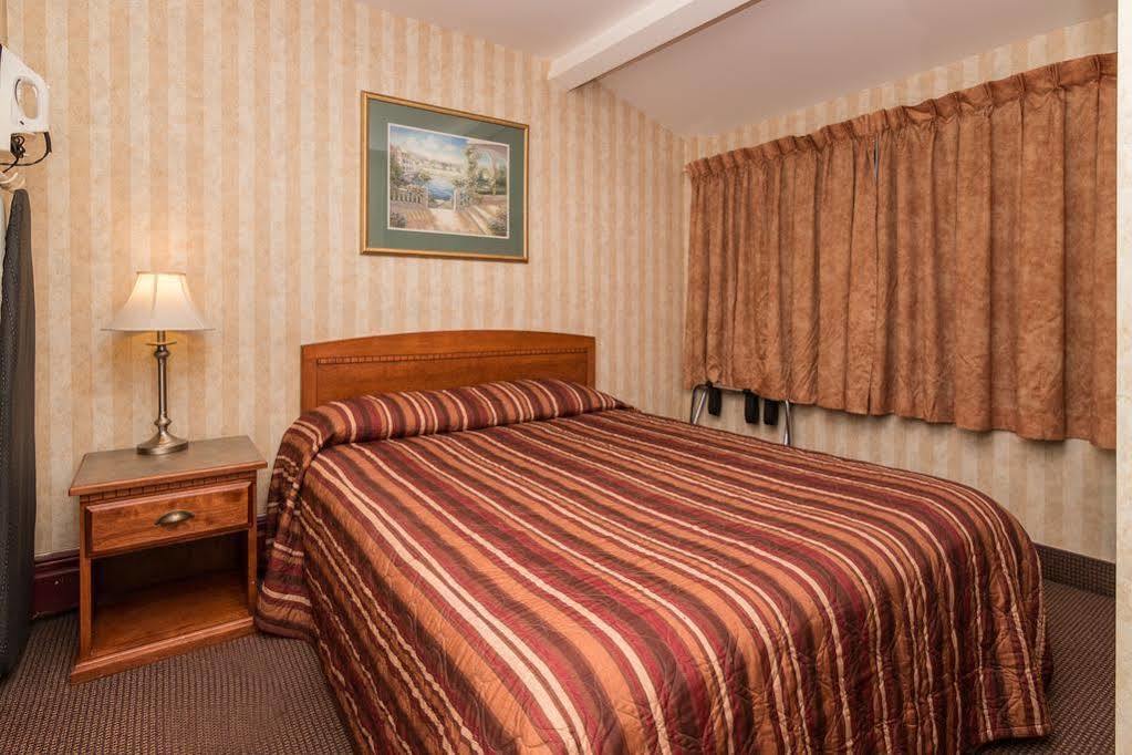 YYC Canadas Best Value Inn Chinook Station מראה חיצוני תמונה