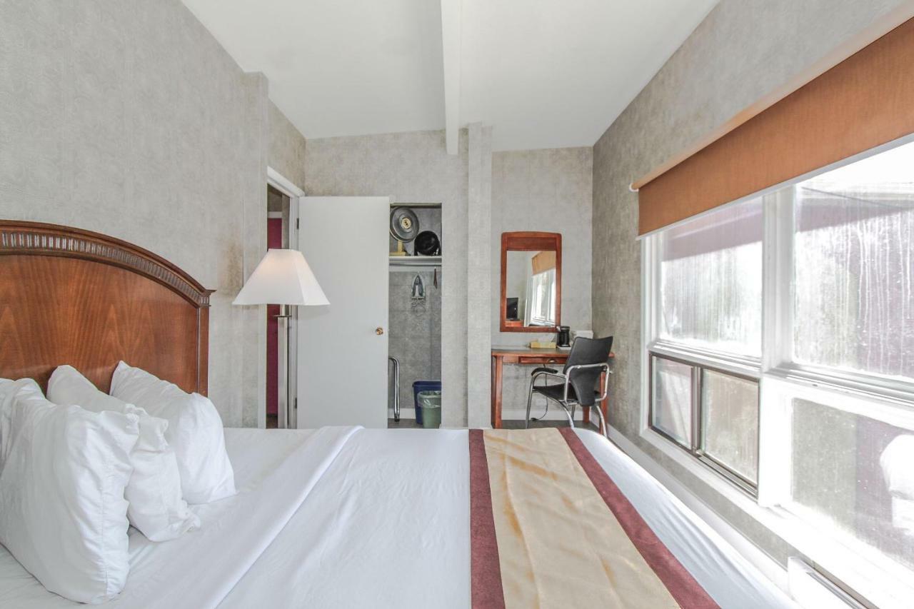 YYC Canadas Best Value Inn Chinook Station מראה חיצוני תמונה