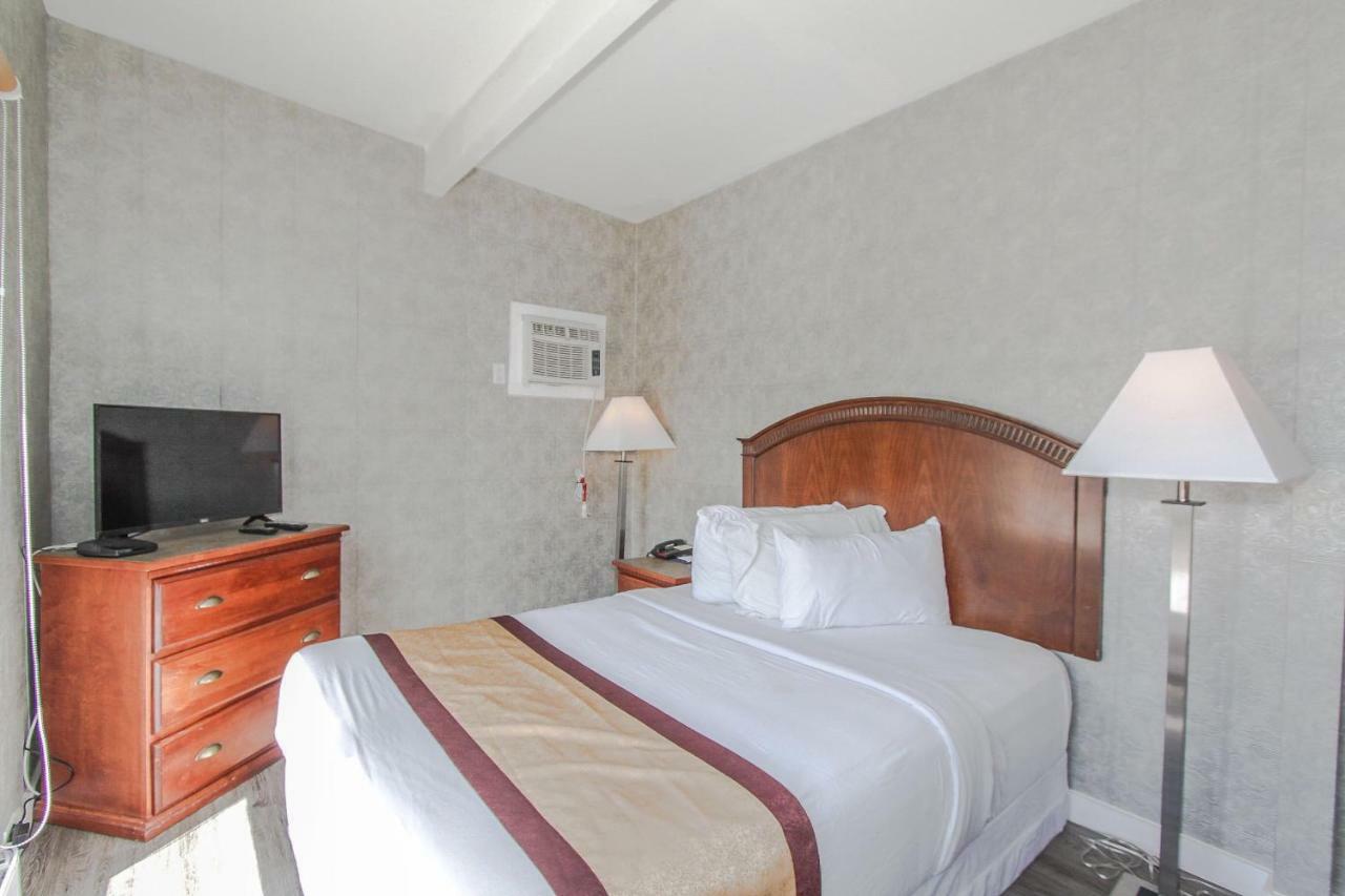 YYC Canadas Best Value Inn Chinook Station מראה חיצוני תמונה